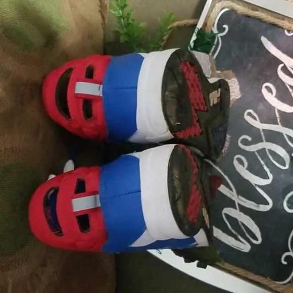 Fila the cage boy's mid sneakers red,white, blue and black size us 5