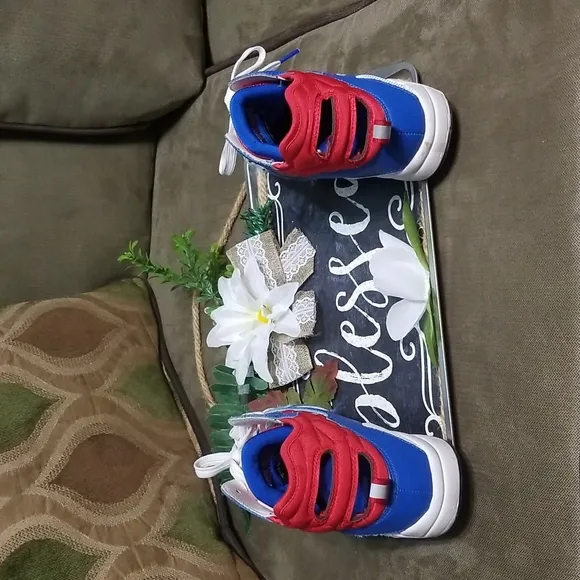 Fila the cage boy's mid sneakers red,white, blue and black size us 5