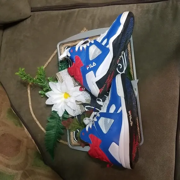 Fila the cage boy's mid sneakers red,white, blue and black size us 5