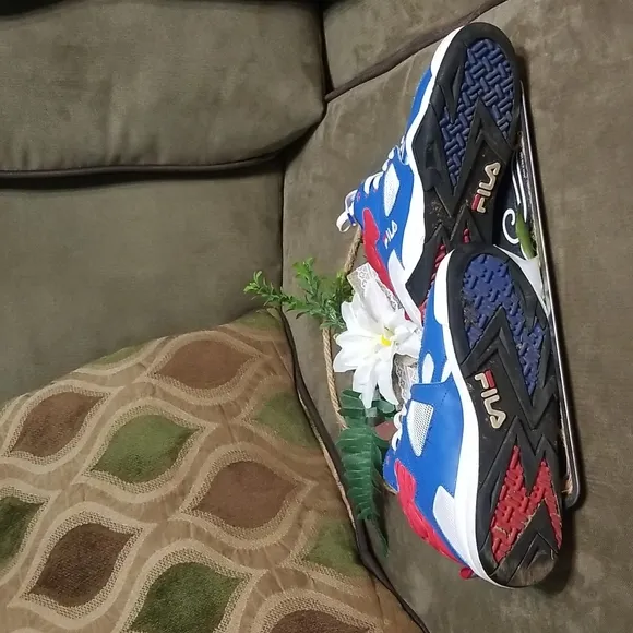 Fila the cage boy's mid sneakers red,white, blue and black size us 5