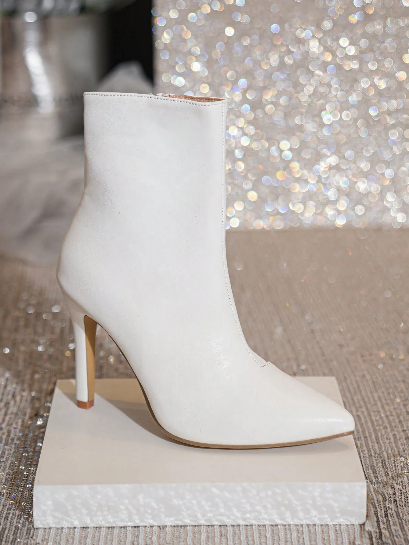 Minimalist Side Zip Point Toe Heeled Boots - White