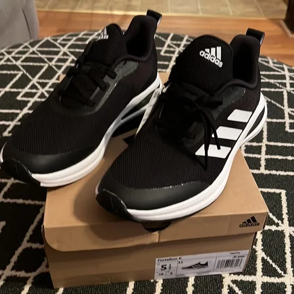 NWT Kids Adidas Sneakers 5.5