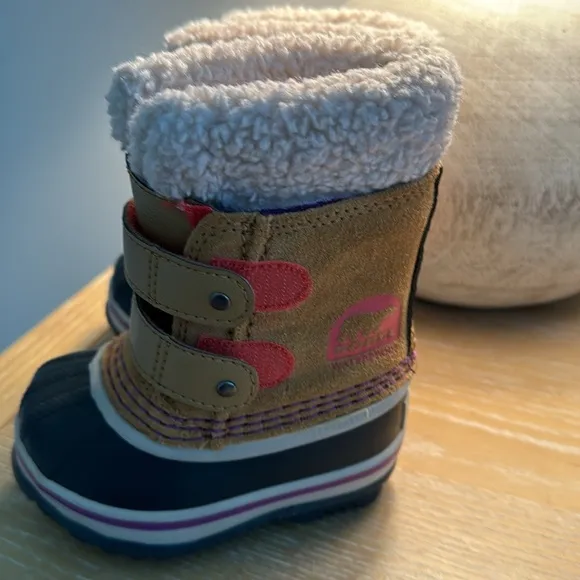 Pre loved baby sorel boots size 4. I bought for my baby and they’re too small.
