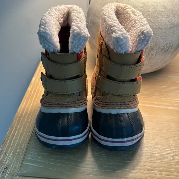 Pre loved baby sorel boots size 4. I bought for my baby and they’re too small.