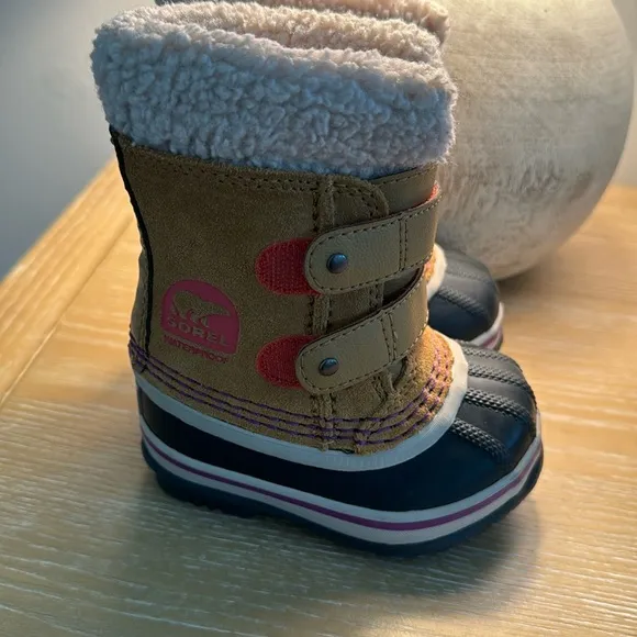 Pre loved baby sorel boots size 4. I bought for my baby and they’re too small.