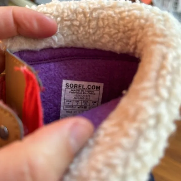Pre loved baby sorel boots size 4. I bought for my baby and they’re too small.
